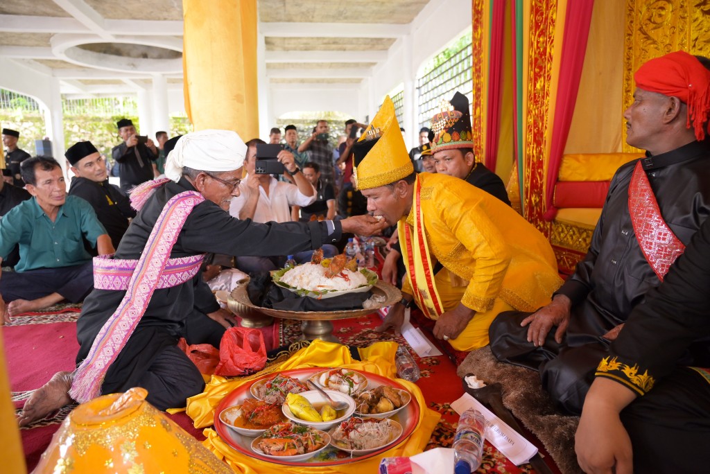 upacara adat yg di lakukan hanya 1 tahun sekali